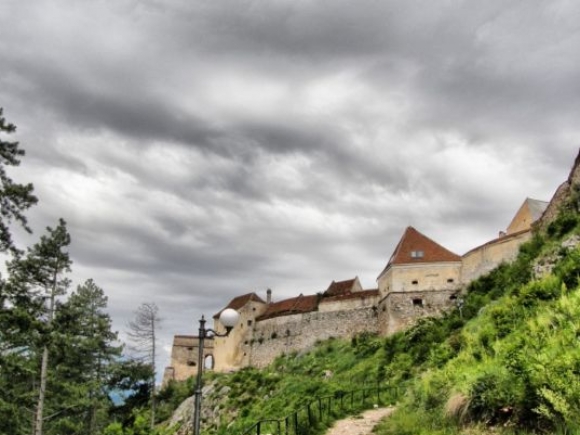 Modernizări la Cetatea Râşnov. Turnul Donjon va fi amenajat pentru turişti