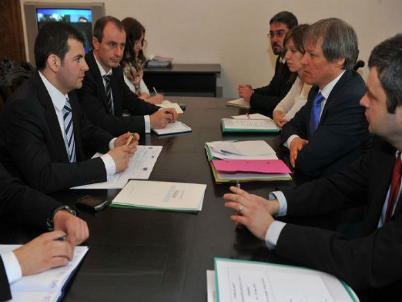 Dacian Cioloş şi Daniel Constantin participă la o conferinţă privind relansarea pomiculturii din România