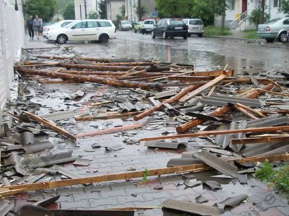 Cel puţin 17 persoane au fost rănite în urma furtunii din Capitală