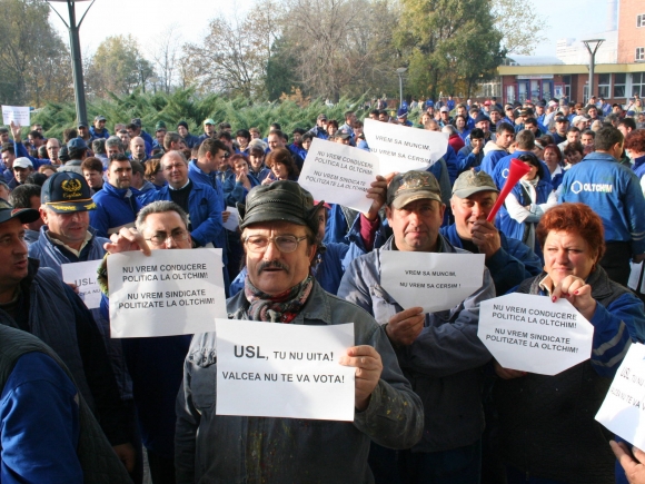Nou protest la Oltchim: Peste 200 de angajaţi au blocat DN 64