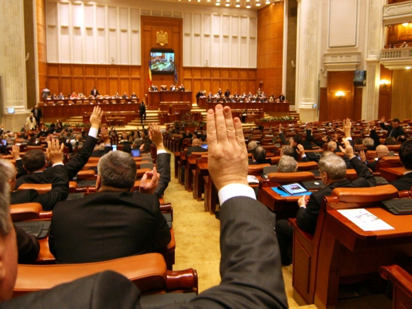PDL şi PNL propun vot deschis pentru ridicarea imunităţii parlamentarilor miniştri