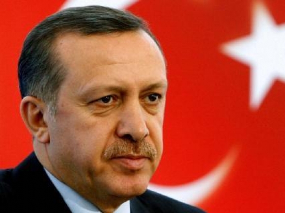 Premierul turc încearcă să detensioneze situaţia şi propune un referendum