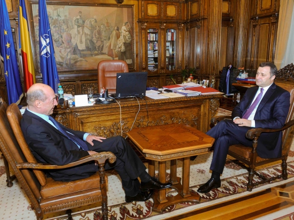 Băsescu a discutat cu Filat despre securitate și frontiera cu R. Moldova
