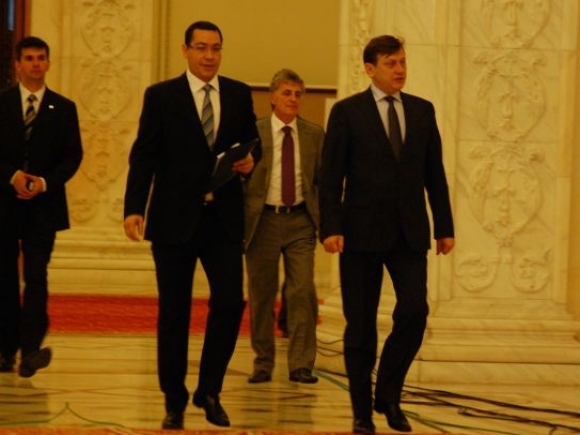 Ponta şi Antonescu îşi menţin poziţiile contrare privind definirea căsătoriei în Constituţie