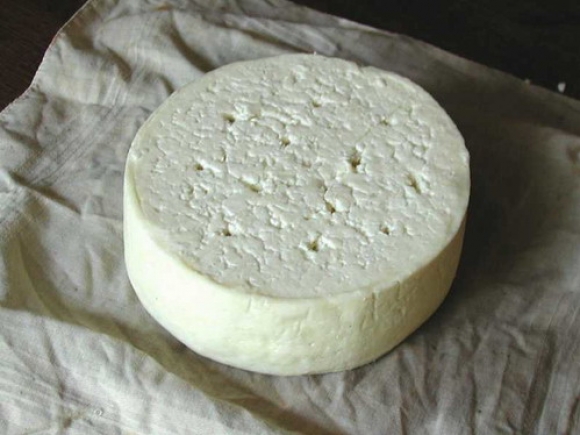 Zeci de kilograme de brânză cu aflatoxină, descoperite în magazine