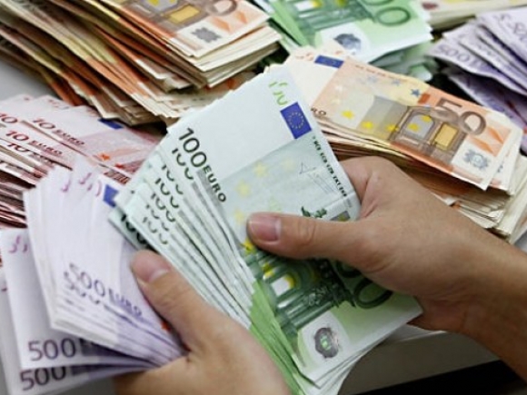 Leul continuă să se deprecize față de moneda europeană