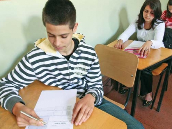 Absolvenţii de clasa a VIII-a vor susţine marţi proba la limba română a evaluării naţionale