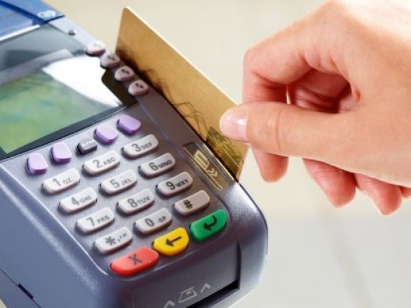 Plăţile cu cardul la comercianţi în străinătate sunt mai ieftine decât schimburile valutare