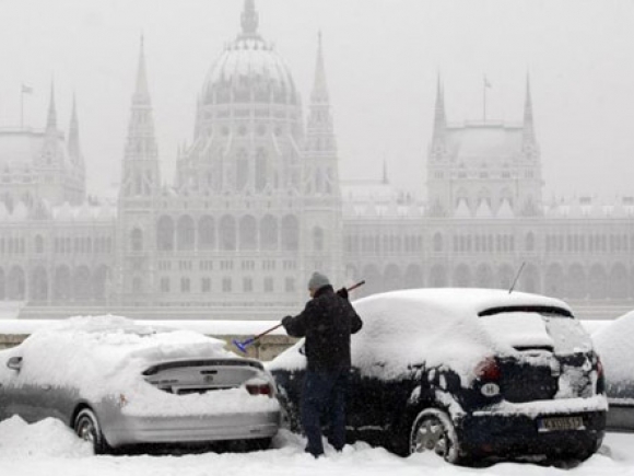 Ungaria:Mii de persoane şi-au petrecut noaptea în maşini din cauza ninsorilor