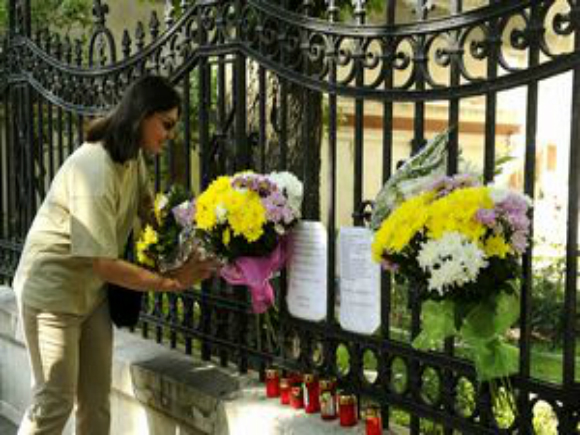 Flori şi lumânări pentru victimele accidentului din Muntenegru, la Ambasada României de la Chişinău