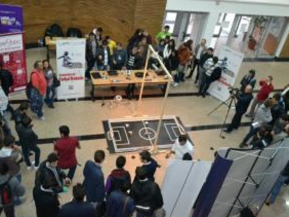 Pasionaţii de robotică şi programare sunt aşteptaţi la Campionatul de Fotbal Robotic