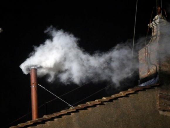 Noul Papă a fost ales: Fum alb pe coșul Capelei Sixtine