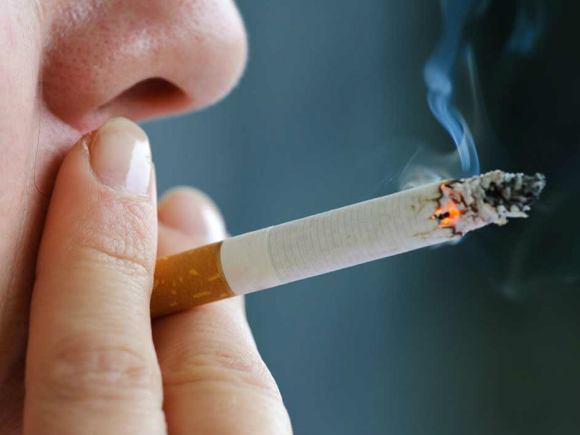 Țigara electronică prezintă riscul de a crea dependență de nicotină în rândul tinerilor