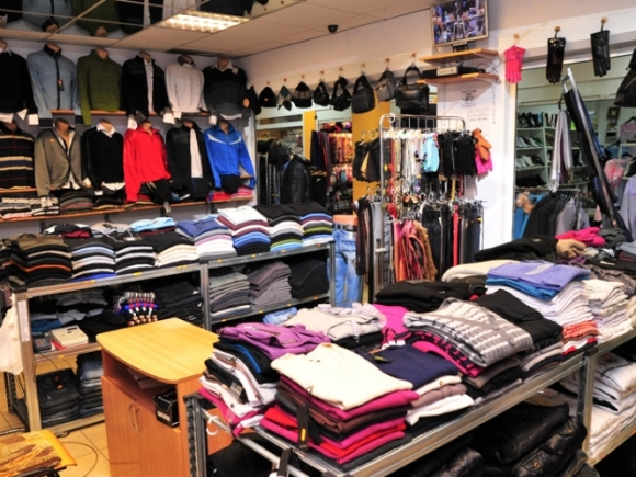 Grapini: Peste 30% din hainele din magazinele româneşti sunt contrafăcute