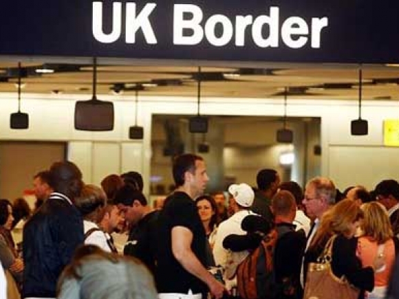 STUDIU Imigranții au șanse mai mari să își găsească un loc de muncă decât britanicii