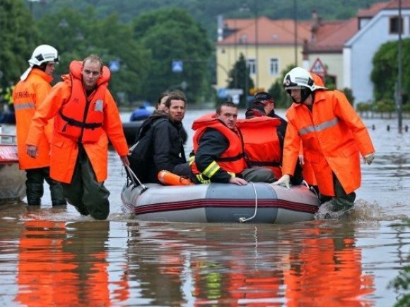 Alunecări de teren, căi ferate blocate şi 13 oameni evacuaţi în Elveţia, în urma ploilor torenţiale