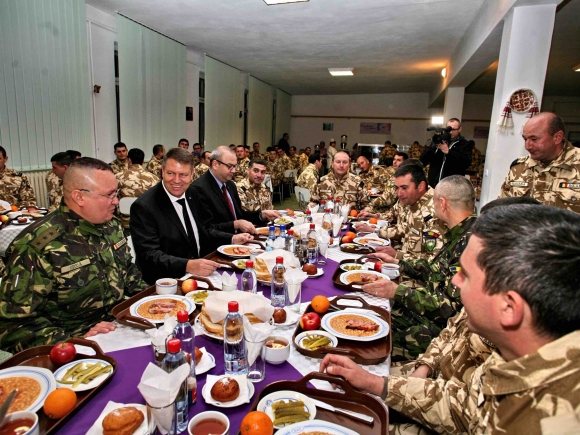 Klaus Iohannis, vizită la militariii Armatei înaintea plecării acestora spre Afganistan