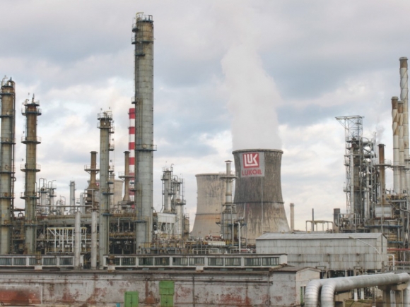 Percheziţii la rafinăria Lukoil din Ploieşti într-un dosar de evaziune şi spălare de bani