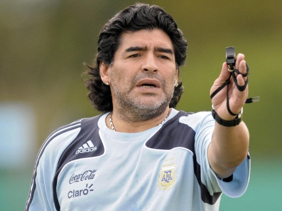 Diego Armando Maradona va candida la funcţia de preşedinte al FIFA