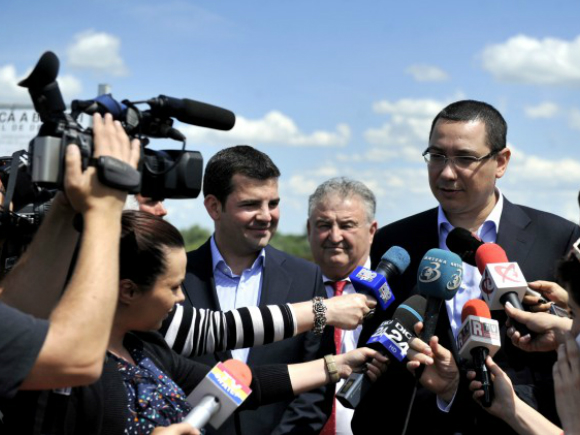 Victor Ponta şi Daniel Constantin au vizitat cea mai mare staţie de pompare din ţară, de la Stăncuţa