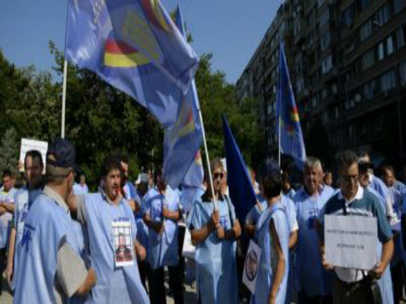 Sindicalişti din CFR au protestat la sediul Ministerului de Finanţe