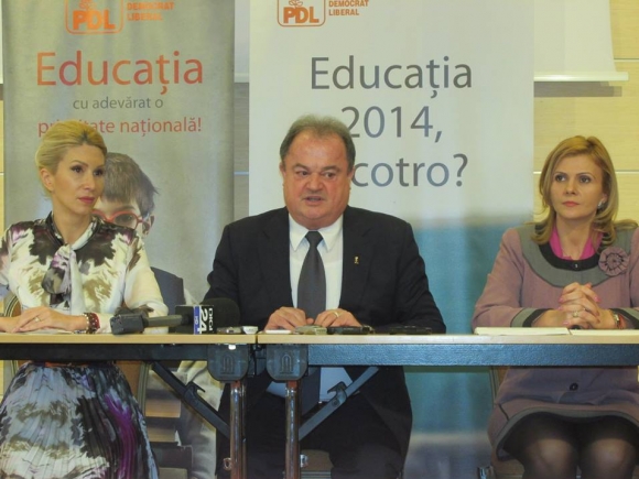 Opoziția pune presiune pe Guvern pentru a continua reforma educației