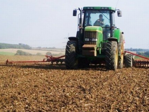 Suprafaţa agricolă minimă pentru care fermierii primesc subvenţii ar putea creşte la 1,5 hectare în 2014