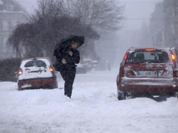 Două drumuri naţionale rămân închise din cauza zăpezii